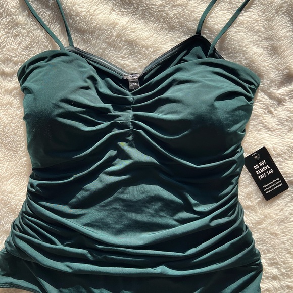 Tops - Elegant Green EXPRESS BODY CONTOUR Women's Top